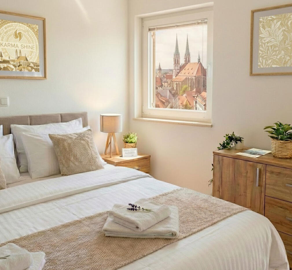 Ferienwohnung und Airbnb Reinigung in Görlitz – KARMA SHINE Frisch bezogenes Bett in einer sauberen Ferienwohnung mit Blick auf die Görlitzer Altstadt – Professionelle Endreinigung und Wäscheservice für Airbnb-Hosts